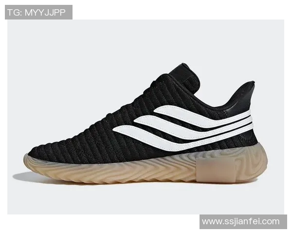 足球明星高级磨砂黑鞋款展现运动魅力与时尚风范的完美结合